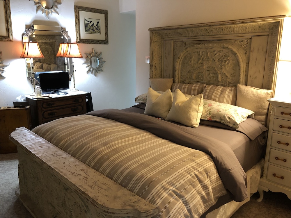 Harbor Side Garden Suite, King Bed, Fireplace, Private Bath, Bikes Included