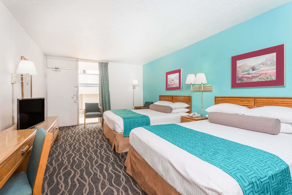 Standard Room, 2 Queen Beds photo 2