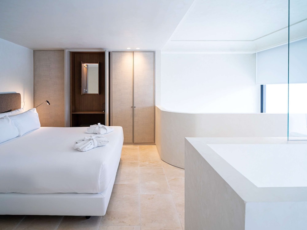 Duplex, 1 King Bed, Terrace - Photo 9