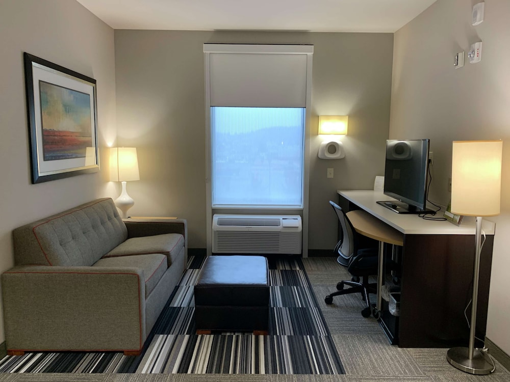 Studio, 1 Queen Bed with Sofa bed, Accessible photo 1