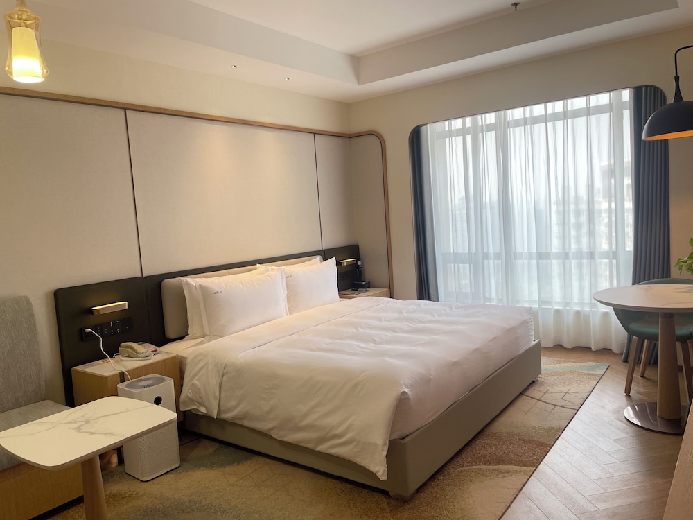 Standard Room, 1 King Bed, City View - Photo 4