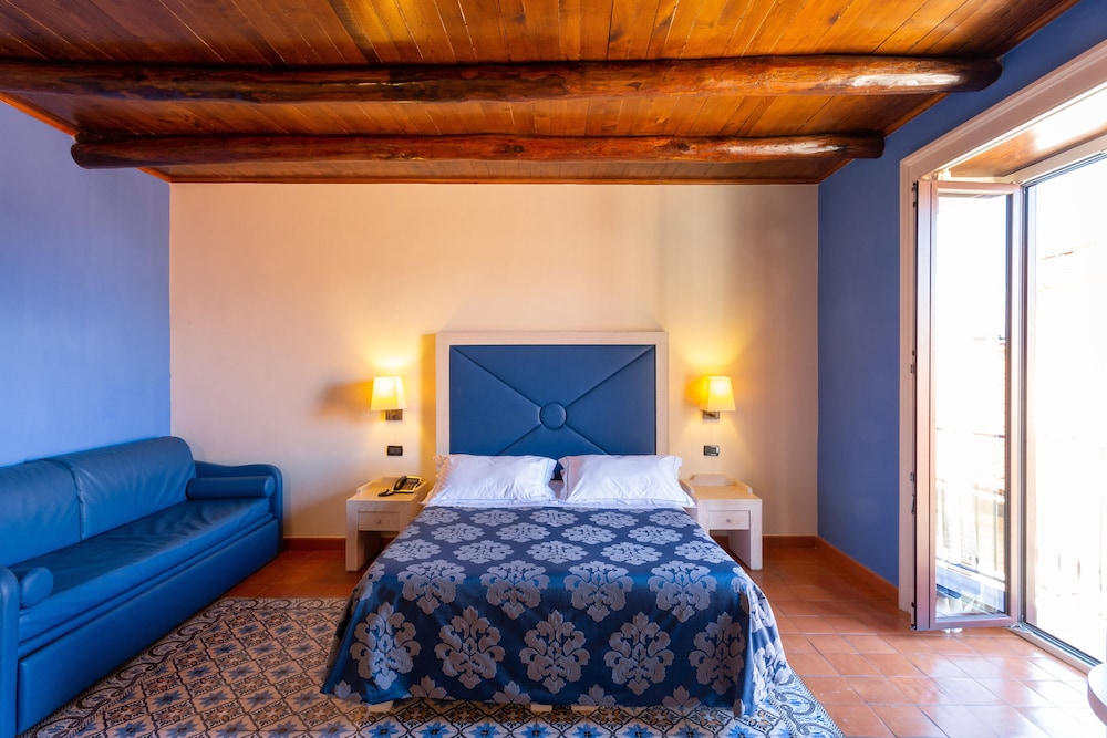 Deluxe Room - Photo 3