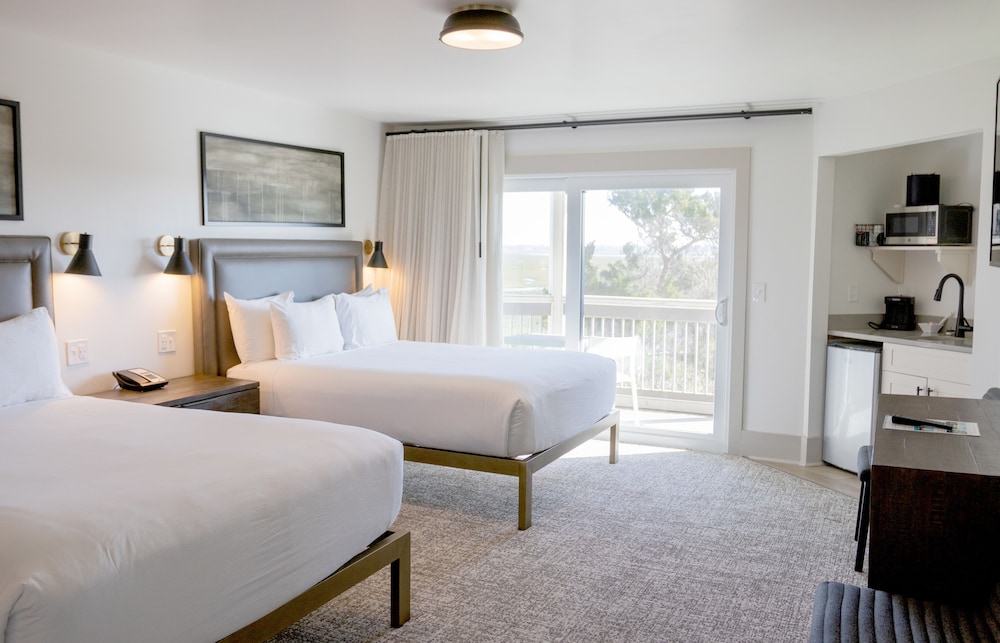 Room, 2 Queen Beds, Balcony - Photo 2