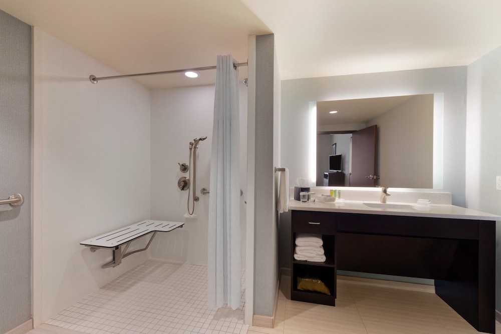 Studio, 1 King Bed, Accessible, Non Smoking (Mobility, Roll-in Shower) photo 2