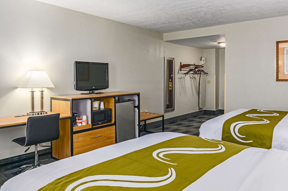 Room, 2 Queen Beds, Non Smoking - Photo 7