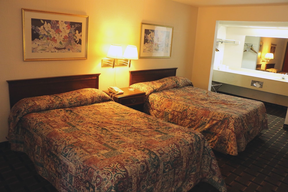 Standard Room, 1 King Bed, Smoking, Refrigerator & Microwave photo 1