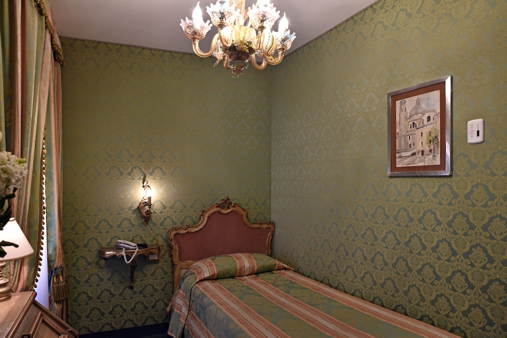 Single Room photo 3