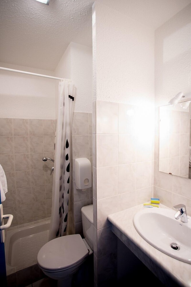 Basic Single Room, 1 Double Bed, Air conditioning photo 3