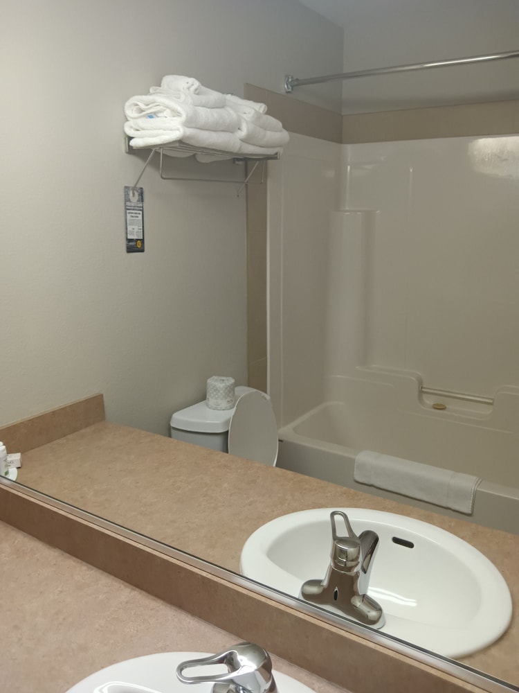 Upgraded, Standard Room, 2 Queen Beds photo 2