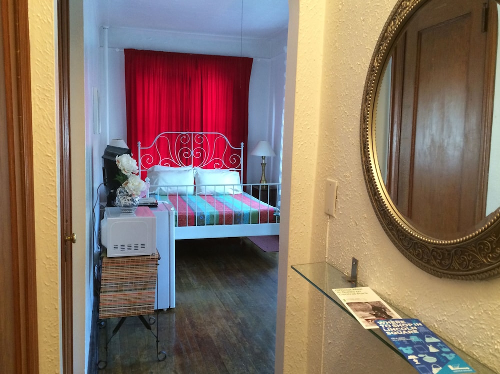 Studio, W71st/Broadway photo 3