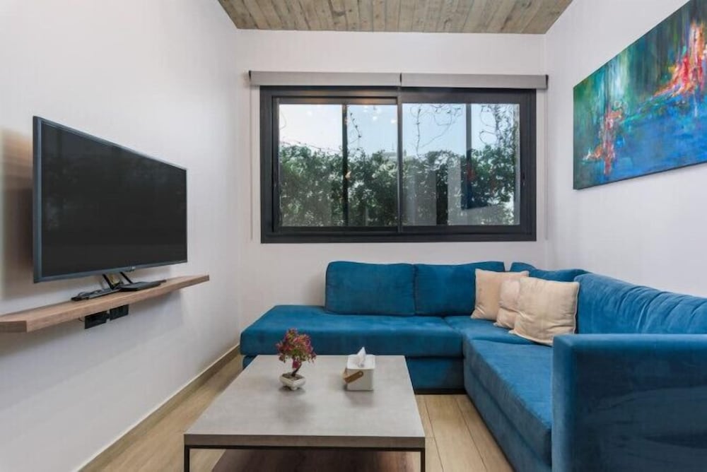 Amine 604, 2-BR in Mar Mikhael