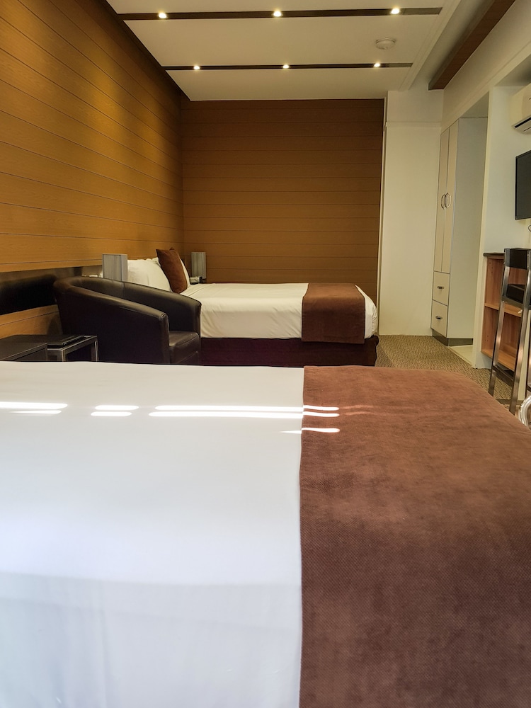Deluxe King & Single Room (no Pets) photo 1