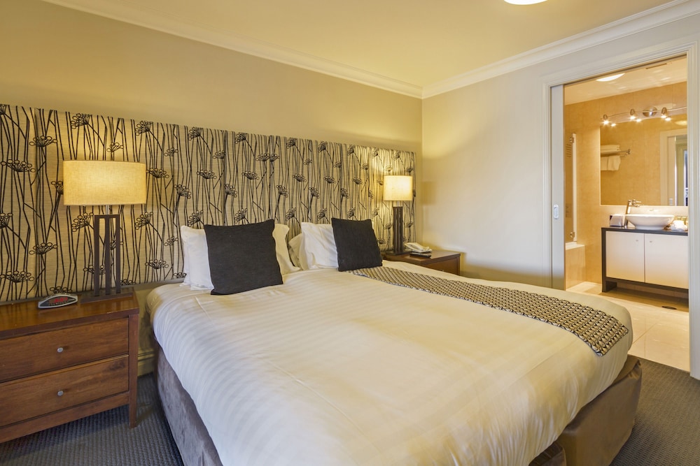 2 Bedroom Lakeview Apartment - Photo 14