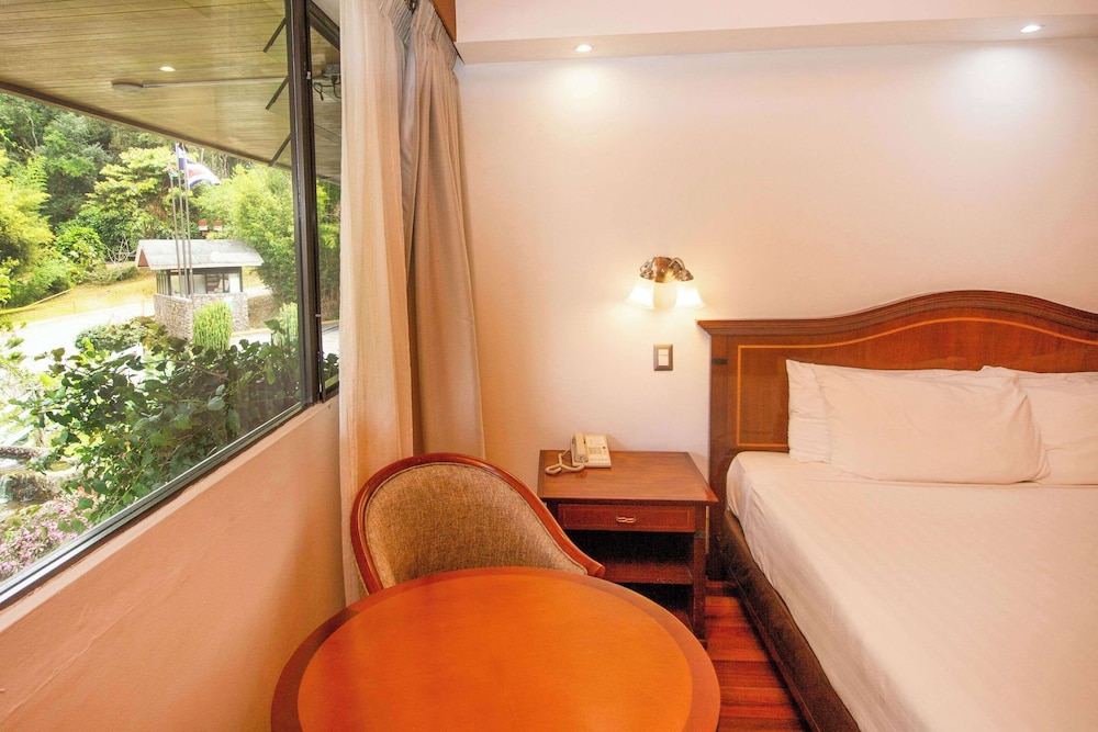 Standard Room, 1 King Bed, Non Smoking - Photo 4