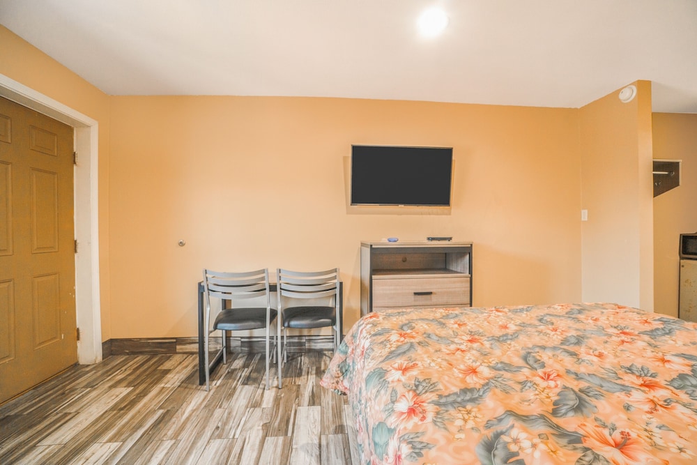 Room, 1 King Bed, Mobility Accessible, Non Smoking (Mobility, Roll-In Shower) - Photo 11