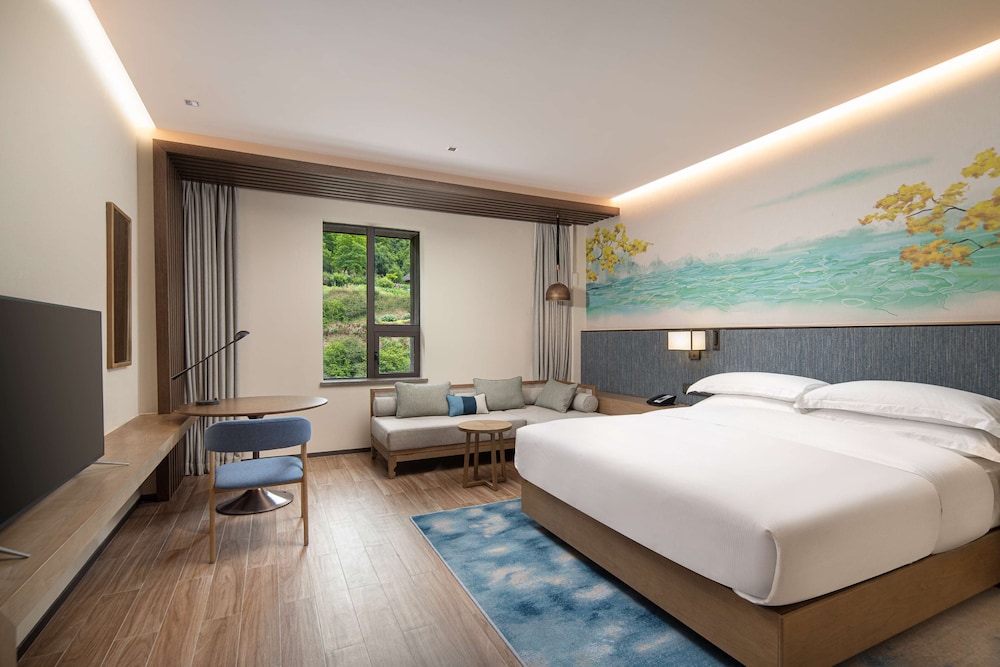 Basic Room, 1 Queen Bed photo 2