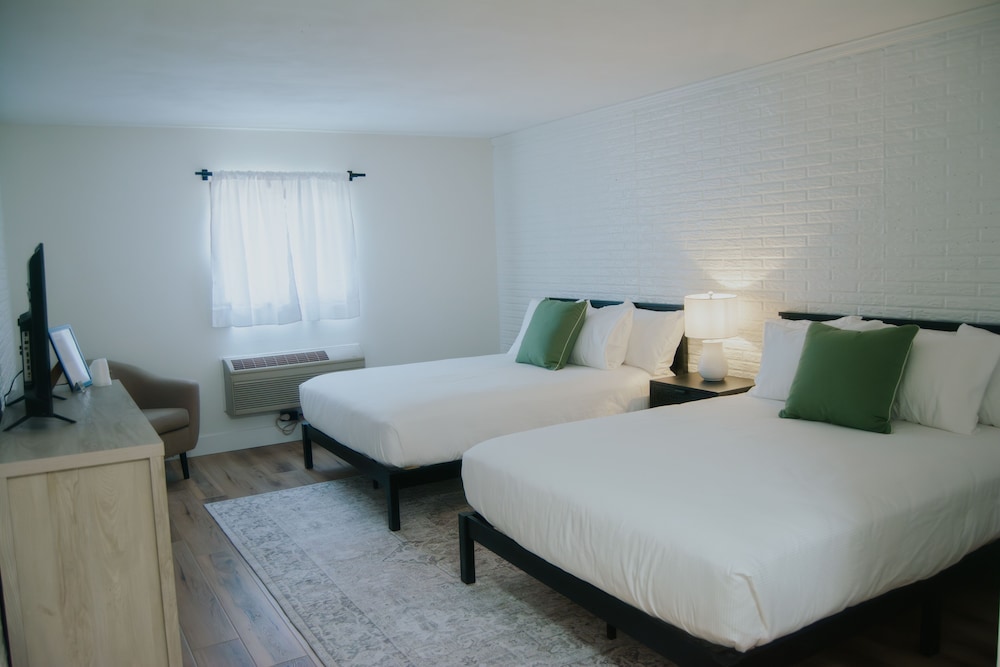 Room, 2 Queen Beds photo 1