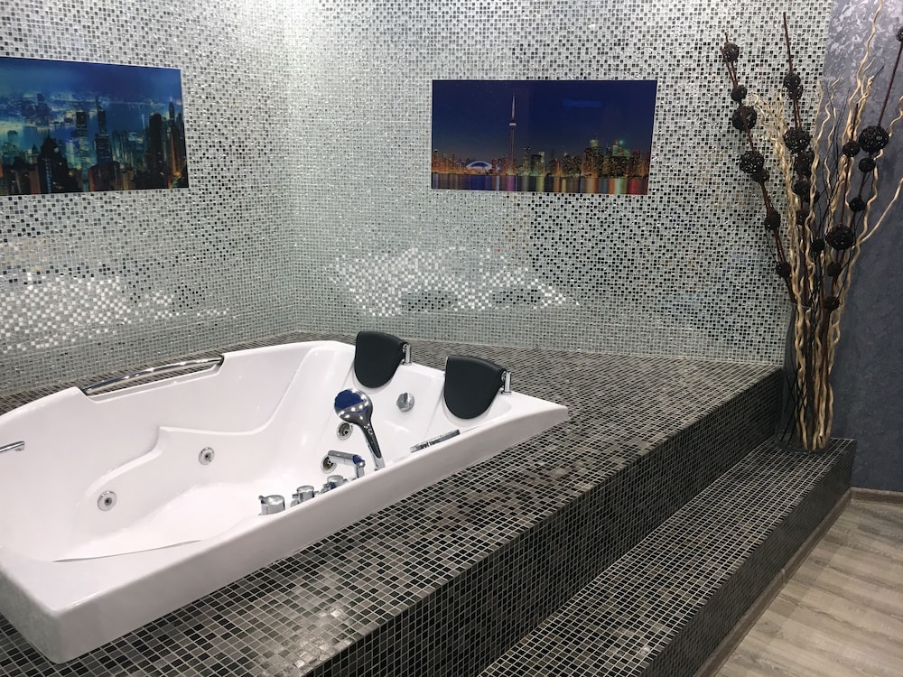 Studio Suite, Jetted Tub (Flash) photo 3