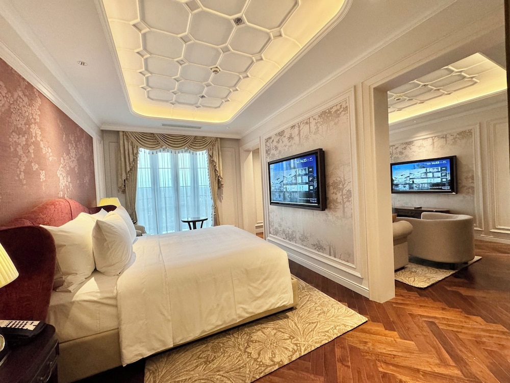 Executive Suite - Photo 2
