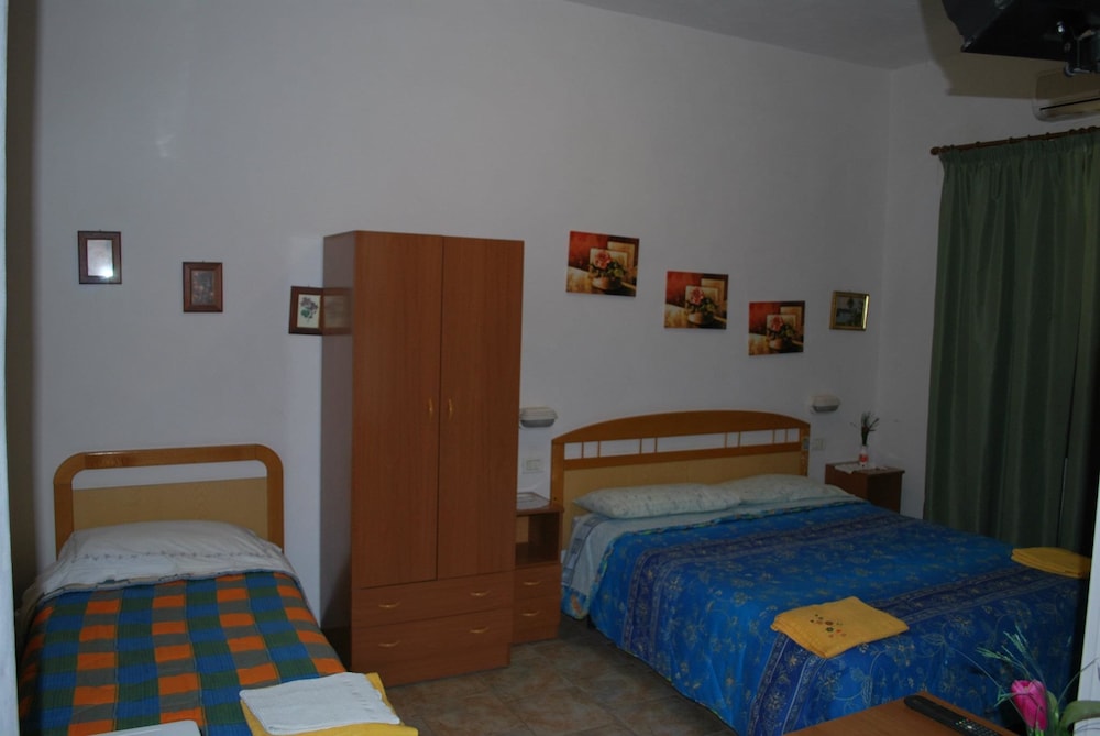 Basic Triple Room photo 2