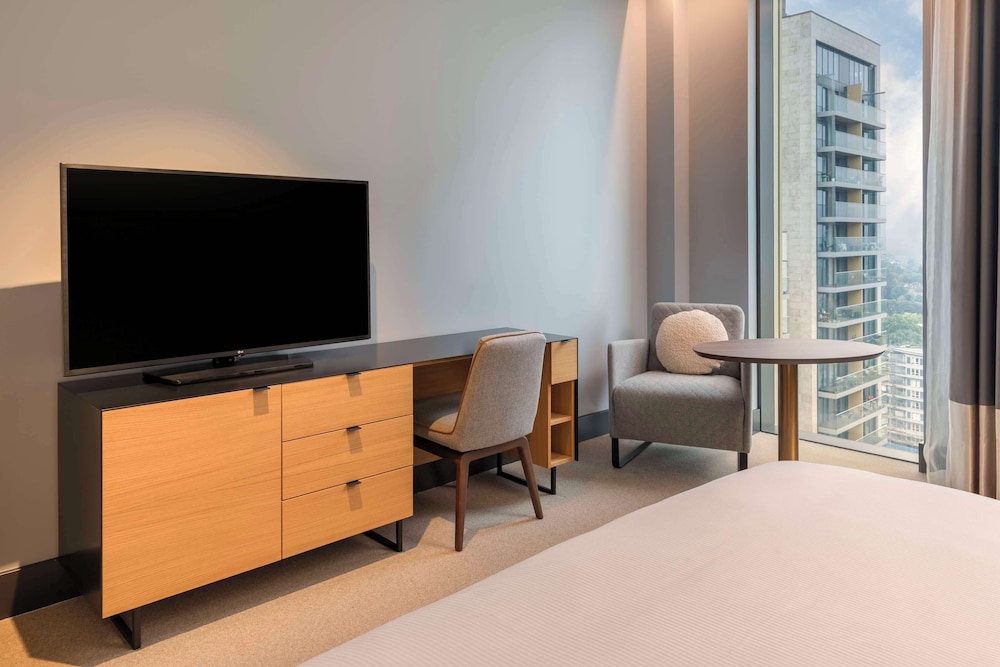 Deluxe Room, 1 King Bed with Sofa bed photo 2