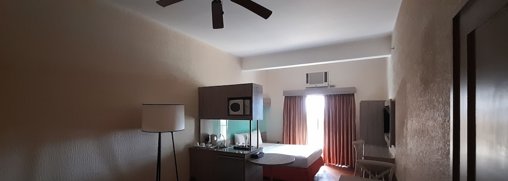 Suite, 1 Queen Bed, Non Smoking - Photo 4