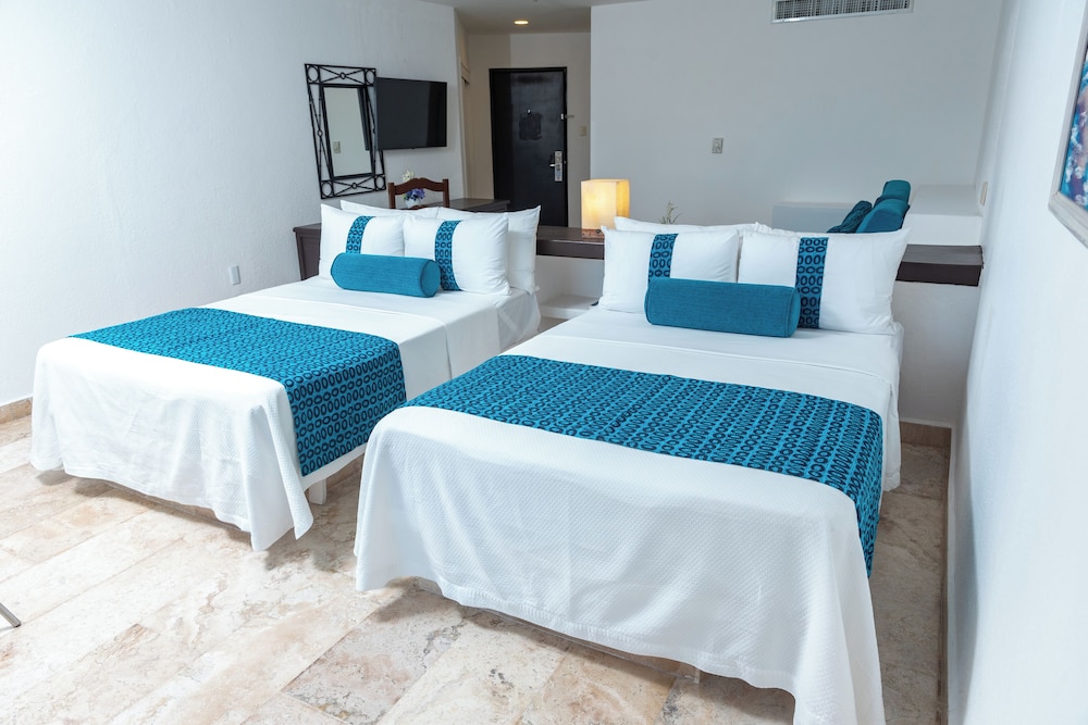 Studio Suite, 2 Double Beds, Partial Sea View - Photo 1