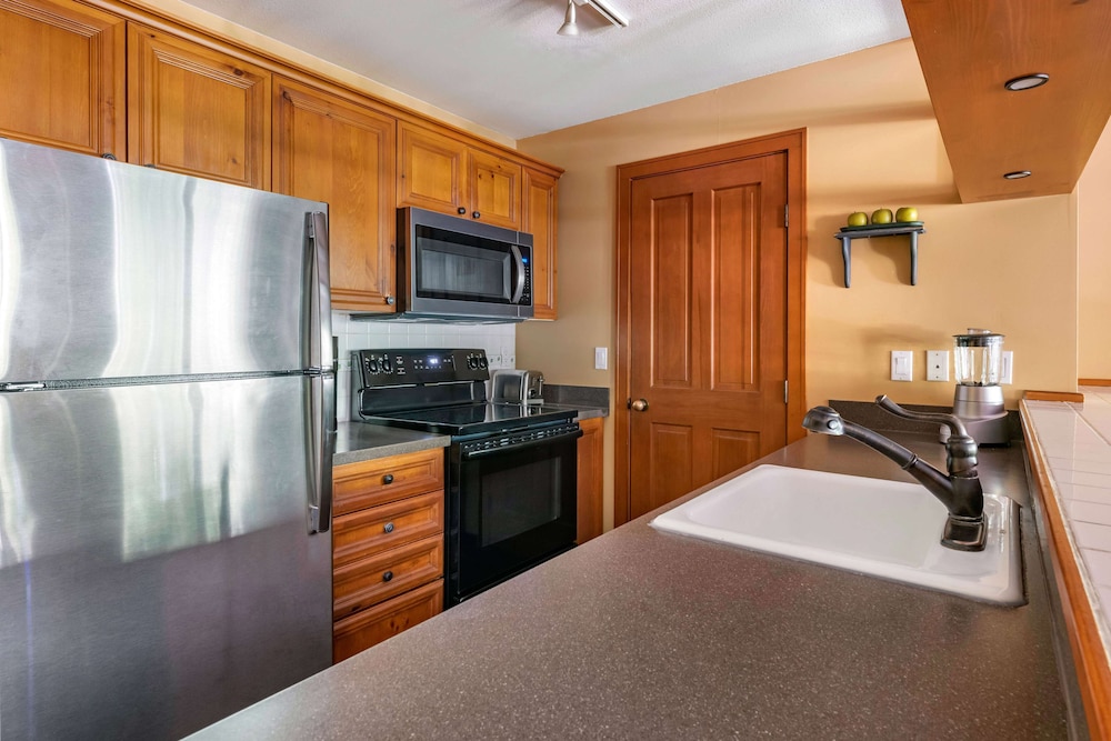 2 Bedroom 1 King 2 Twins Suite with Sofabed