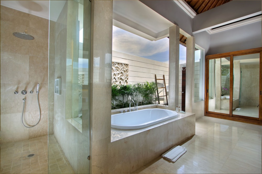 Three-Bedroom Villa with Private Pool - Photo 18