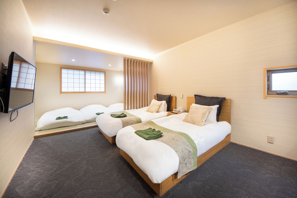 Japanese Room- Quintuple photo 1