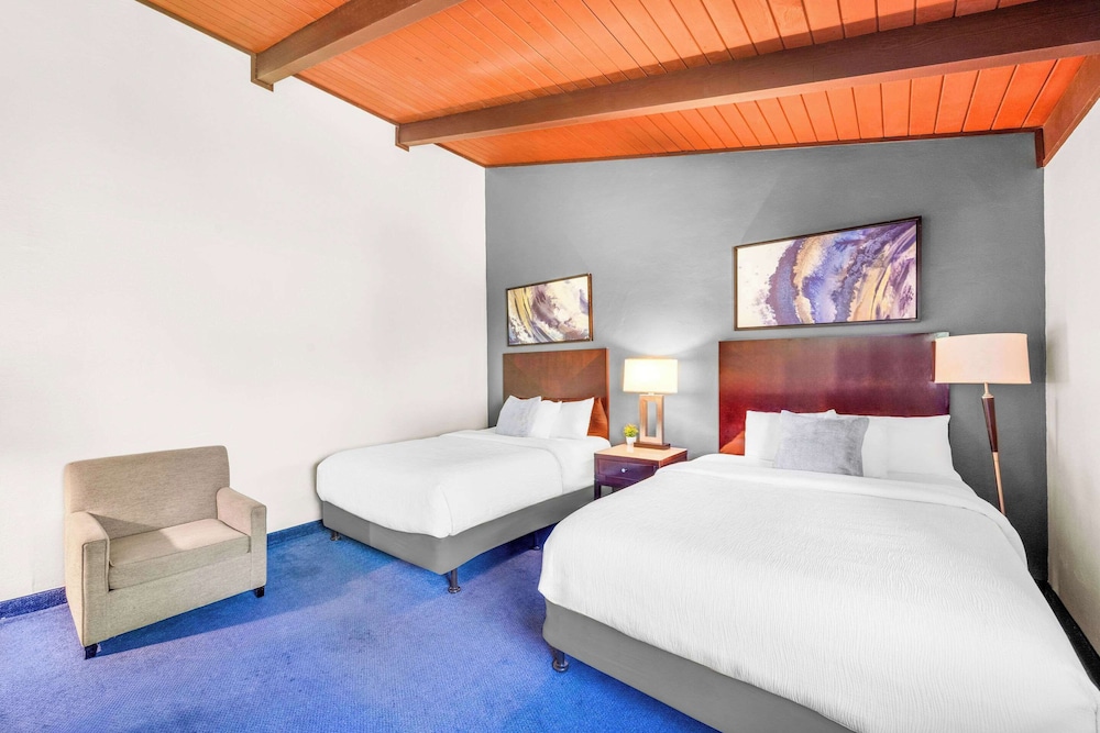 Standard Room, 2 Queen Beds, Non Smoking - Photo 3