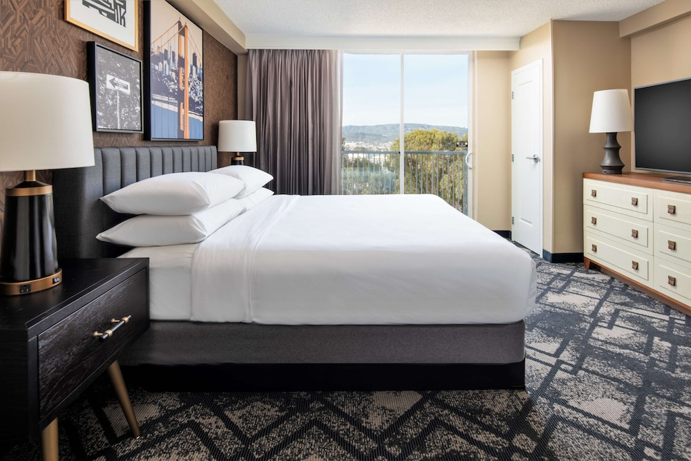 Suite, 1 King Bed, Accessible, Bathtub