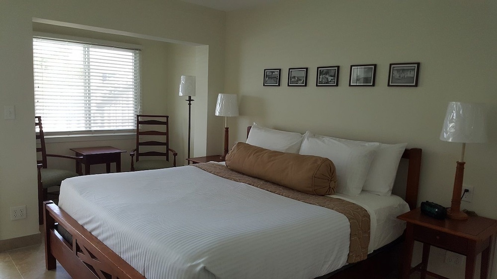 Traditional Room, 1 King Bed, Pool Access, Ground Floor