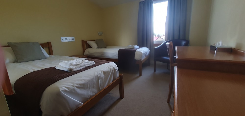 Twin Room (Online)