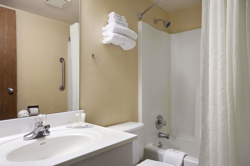 Standard Room, 2 Queen Beds, Refrigerator & Microwave - Photo 4