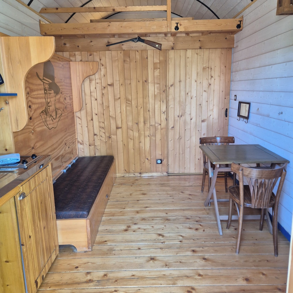 Cabin (Chariot Western John) photo 3