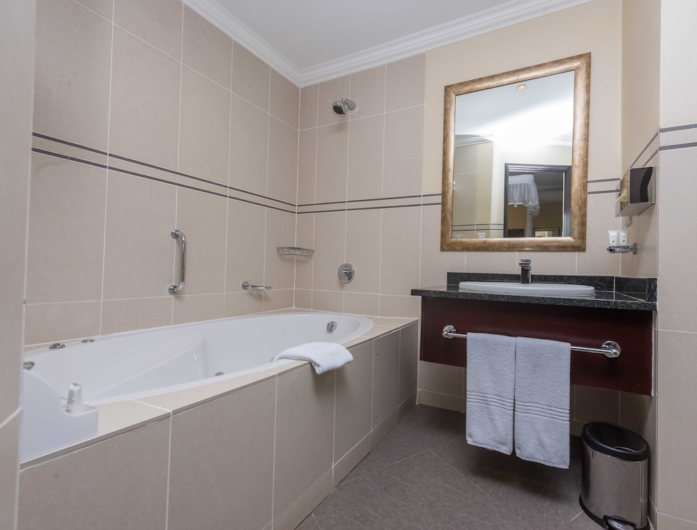 Executive Suite - Photo 3