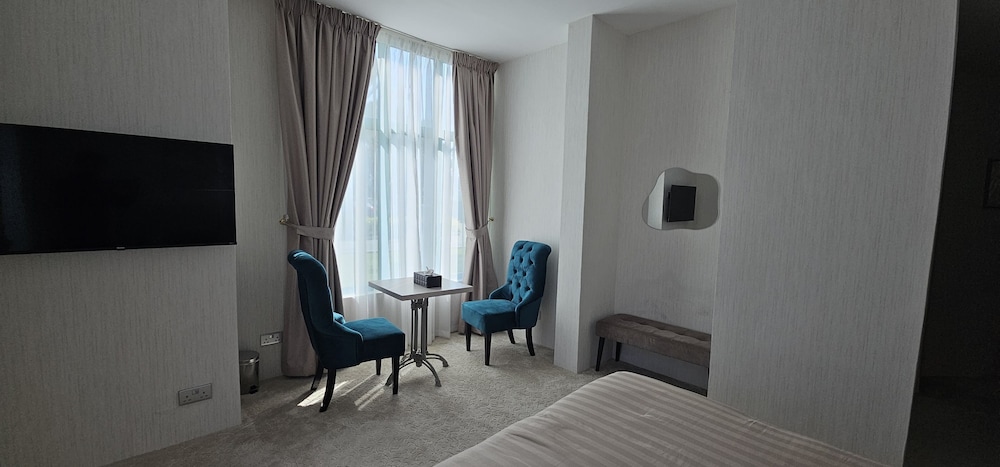 Deluxe Room, 1 Bedroom, Roll-in Shower, Smoking photo 3