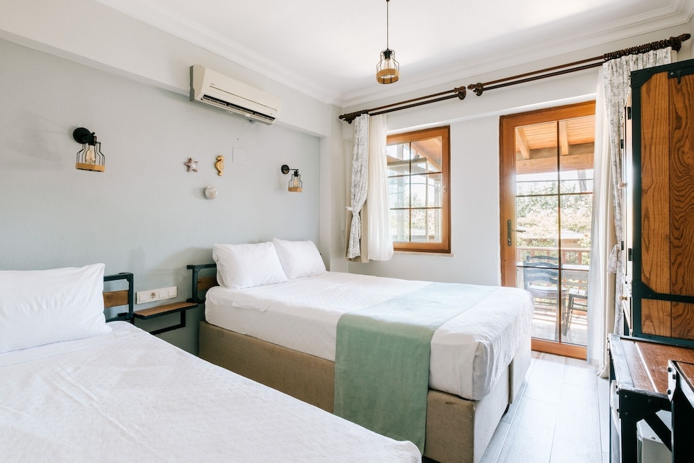 Basic Triple Room, Multiple Beds, Non Smoking, Garden View photo 3