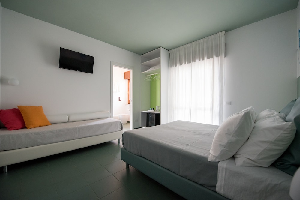 Double or Twin Room - Photo 6