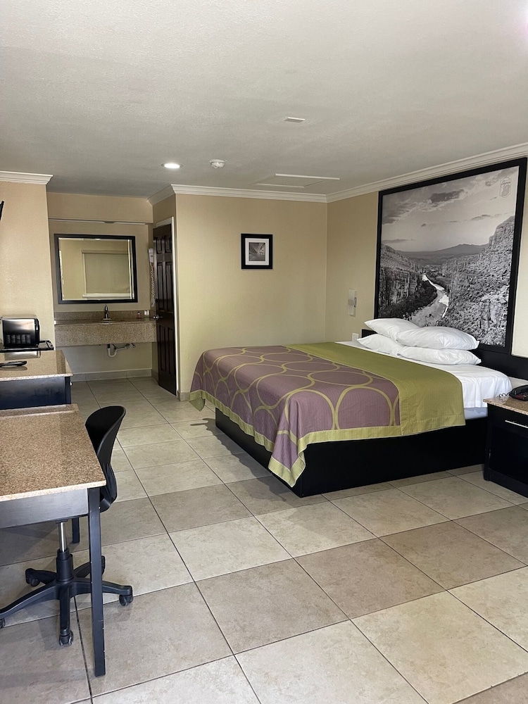 Standard Room, 1 King Bed, Smoking - Photo 6