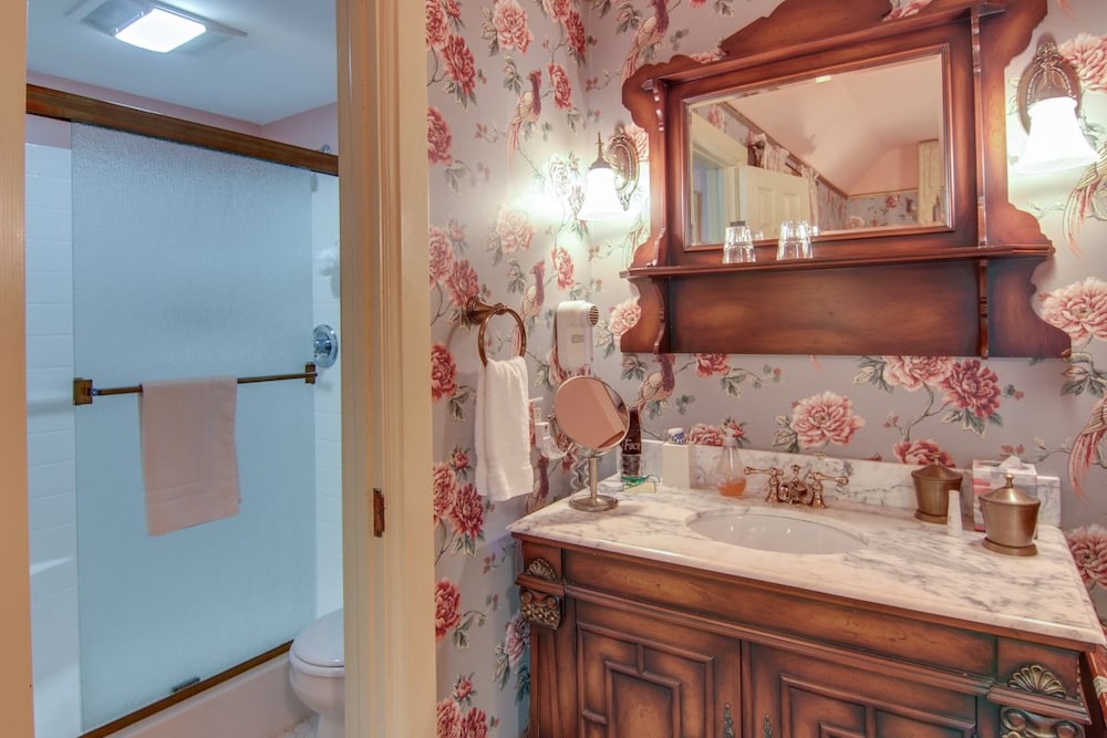 Eastlake Room photo 3