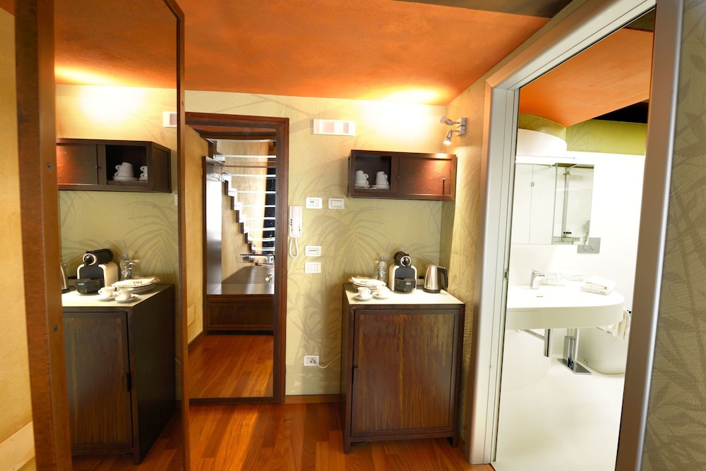 Superior Triple with Balcony, Arena View, Annex Building photo 2
