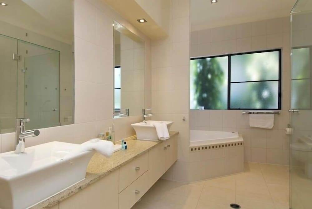 Deluxe House, 4 Bedrooms, Private Pool, Beachside photo 3