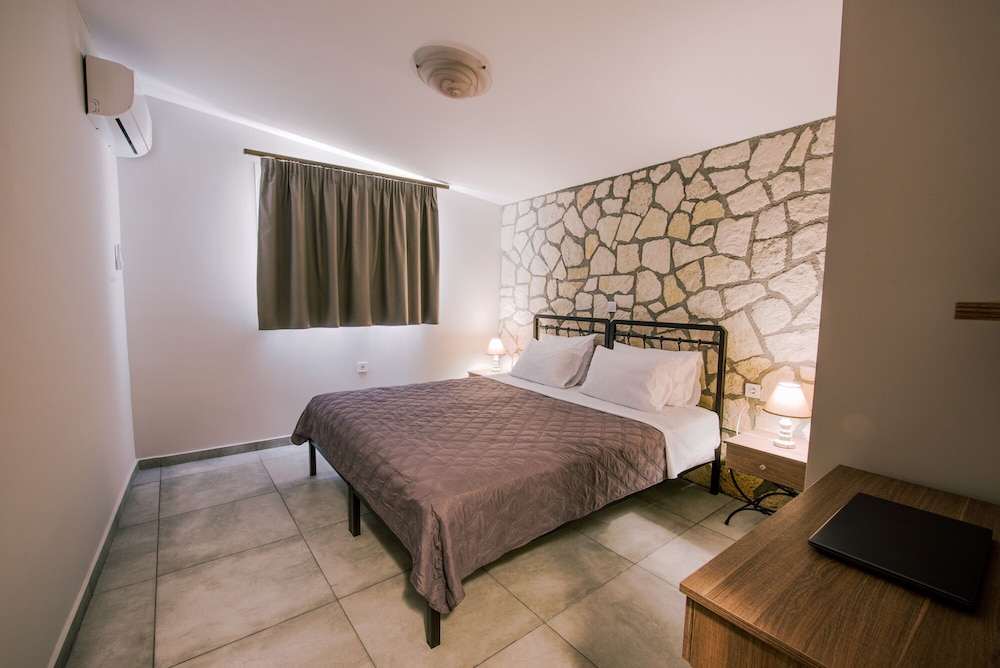 Traditional Apartment 4, 2 Bedrooms photo 2