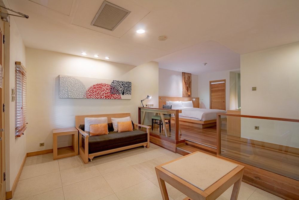 Suite, 1 King Bed with Sofa bed, Garden View
