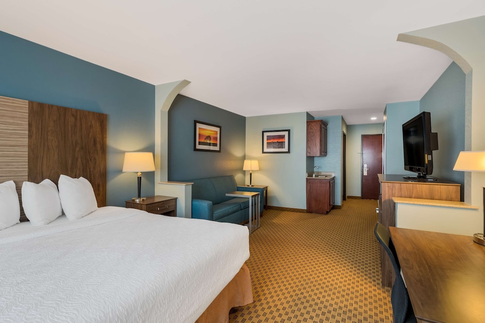 Suite, 1 King Bed, Non Smoking, Refrigerator & Microwave (with Sofabed) photo 2