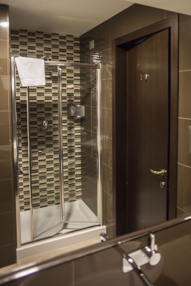 Standard Double or Twin Room - Photo 5