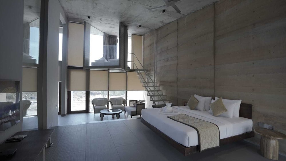 Luxury Studio, Hill View