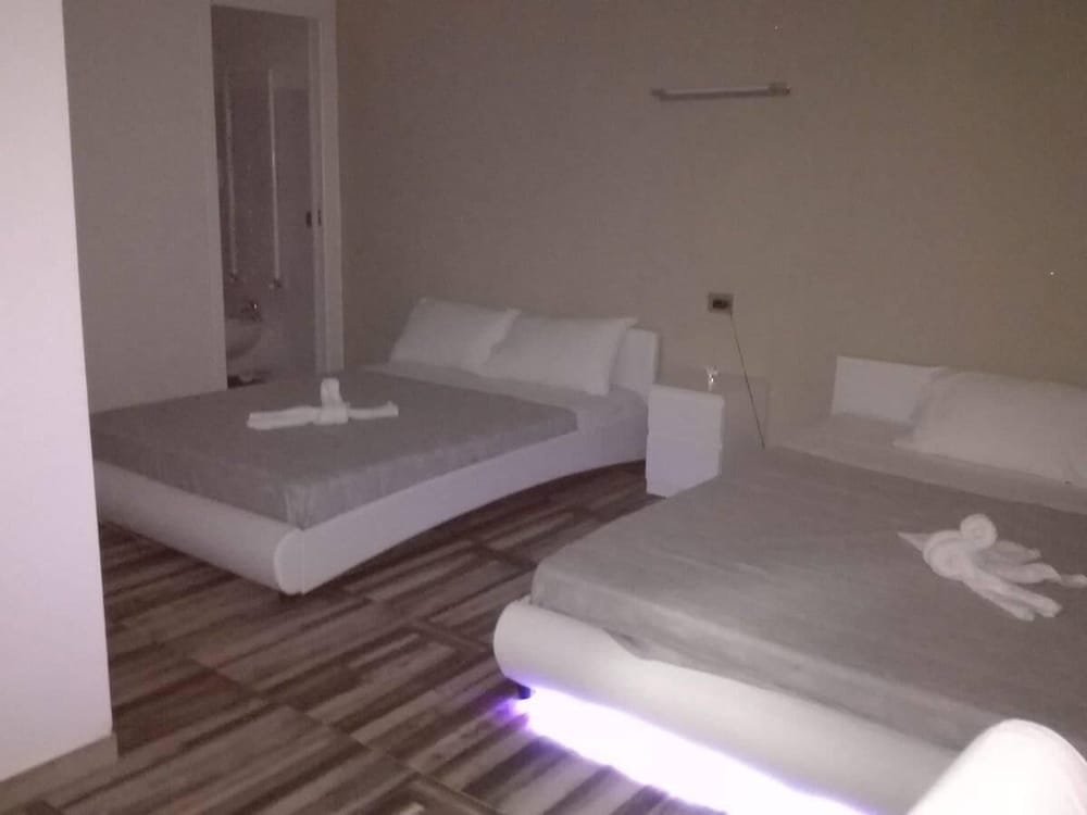 Deluxe Quadruple Room - Photo 1